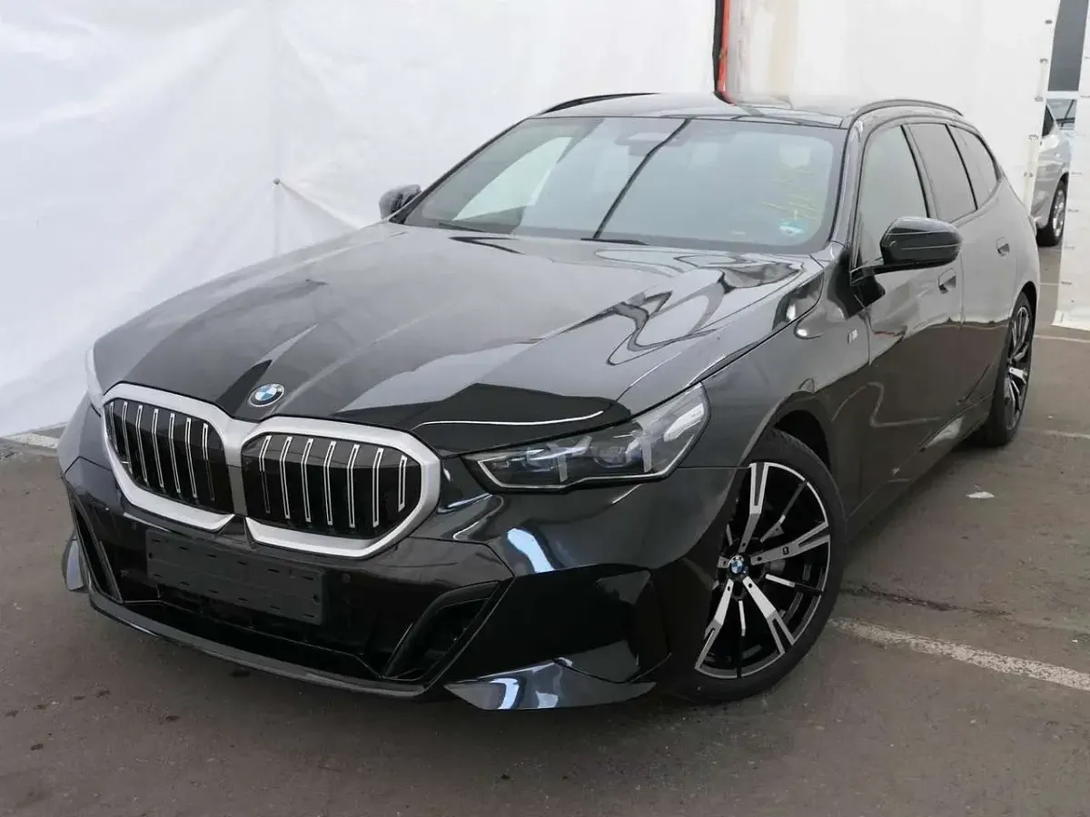 Gebraucht BMW 540 M Sport 303 PS (222 kW) 2025 Black sapphire Kombi