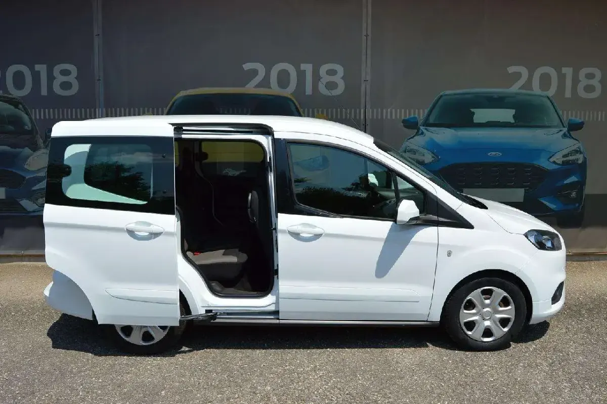 Gebraucht Ford Tourneo Courier Trend 101 PS (74 kW) 2022 Frostweiß Van / Kleinbus