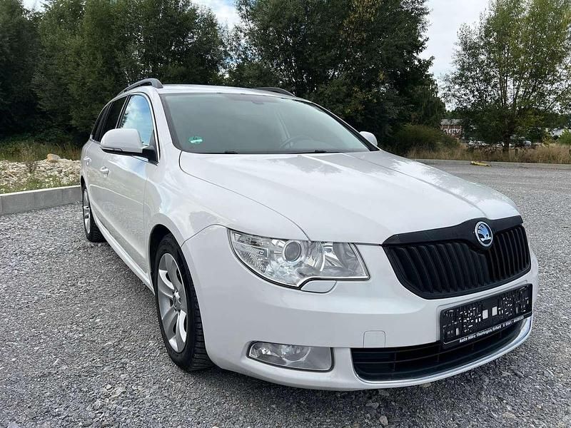 Weiß Gebraucht 2011 Skoda Superb Elegance Kombi | 8.700 € (Fairer Preis) - Bild 1/4