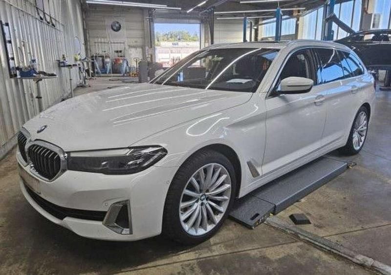Alpinweiss iii Gebraucht 2020 BMW 520 Kombi | 29.999 € (Guter Preis) - Bild 1/4