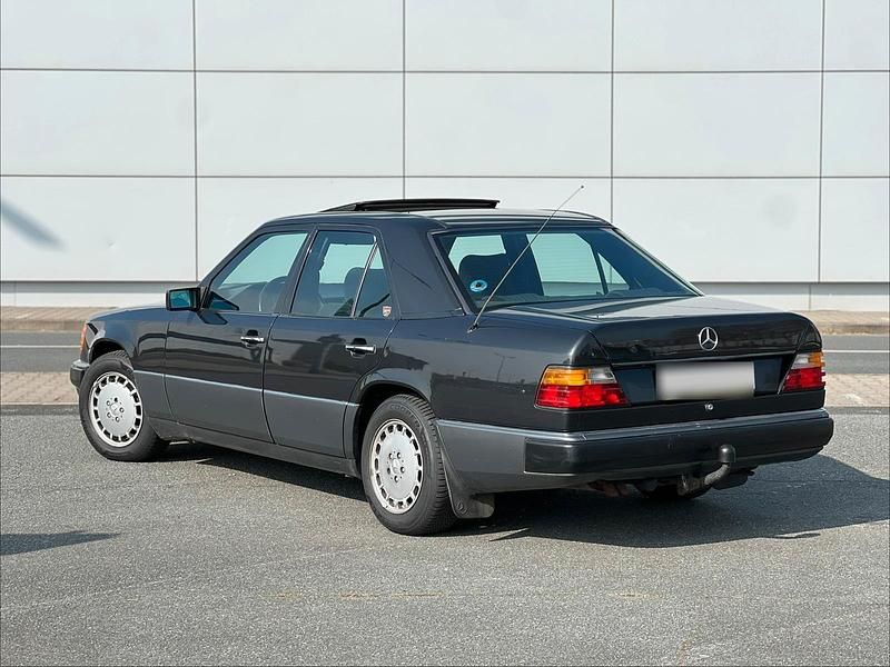 Używany Mercedes E230 136 KM (100 kW) 1990 Brązowy Sedan/Limuzyna