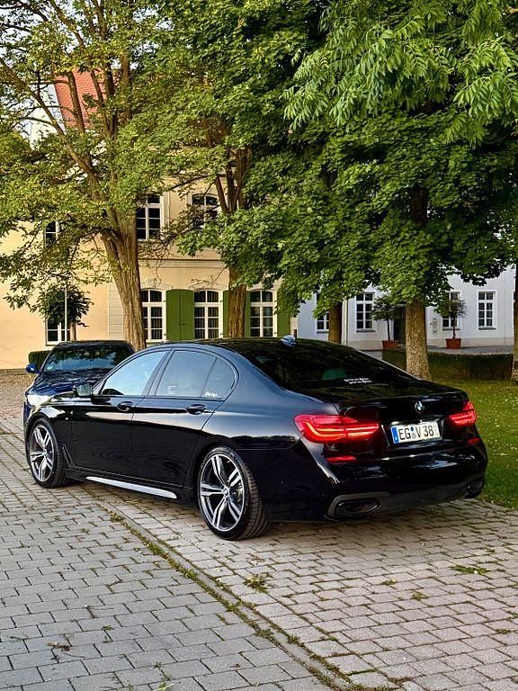 Schwarz Gebraucht 2016 BMW 740 M Sport Limousine | 31.000 € (Fairer Preis) - Bild 1/4
