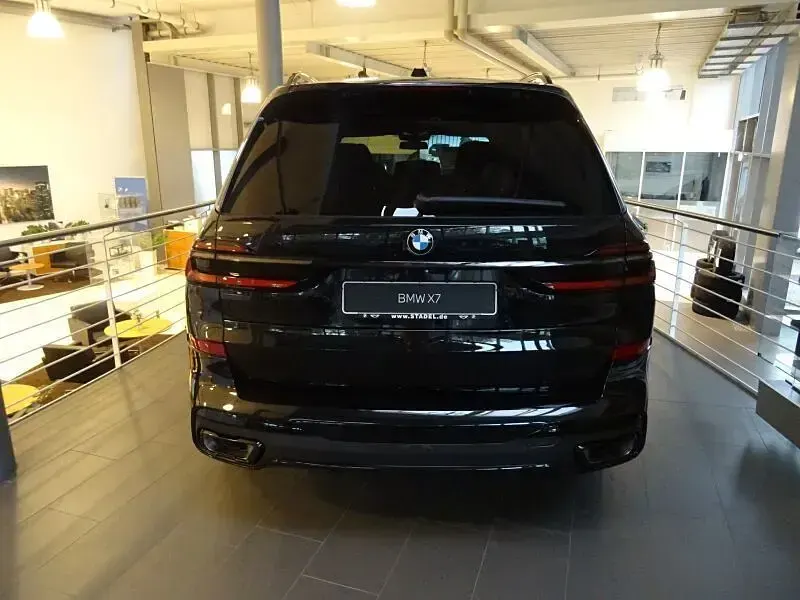 Gebraucht BMW X7 M Sport 352 PS (258 kW) 2026 Schwarz SUV