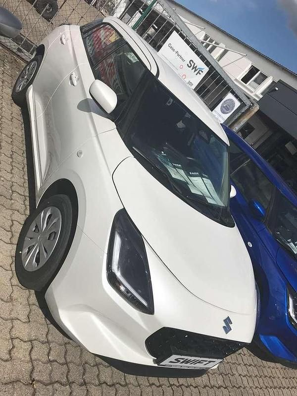 Neu Suzuki Swift 83 PS (61 kW) 2025 Pure white pearl metallic Kleinwagen