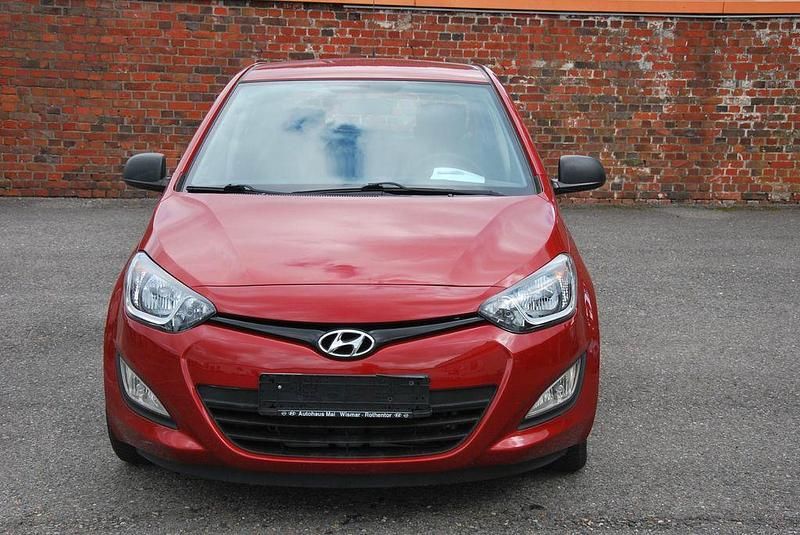 Gebraucht Hyundai i20 Style 101 PS (74 kW) 2014 Rot Limousine