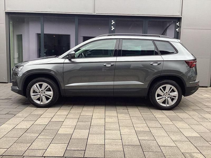 Graphite grau metallic Gebraucht 2024 Skoda Karoq Selection SUV | 31.950 € (Fairer Preis) - Bild 1/4