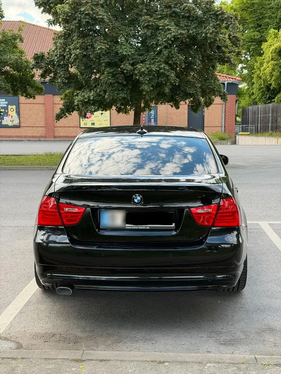 Gebraucht BMW 320 177 PS (130 kW) 2010 Schwarz Limousine