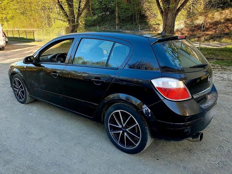 Second-hand Opel Astra 200 CP (147 kW) 2005 Negru Berlinǎ