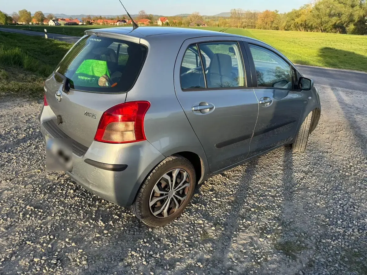 Gebraucht Toyota Yaris 90 PS (66 kW) 2006 Silber Limousine