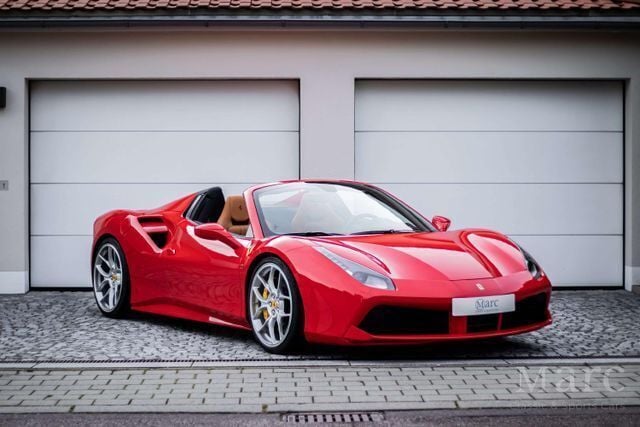 Second-hand Ferrari 488 670 CP (492 kW) 2017 Roșu Cabrio