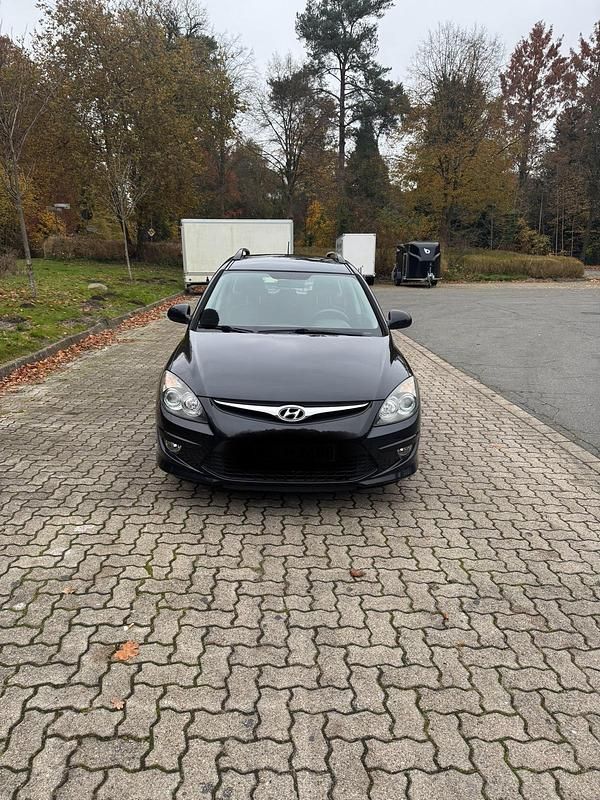Schwarz Gebraucht 2011 Hyundai i30 Kombi | 5.400 € - Bild 1/4