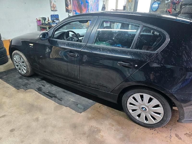 Gebraucht BMW 116 122 PS (89 kW) 2009 Schwarz Kleinwagen