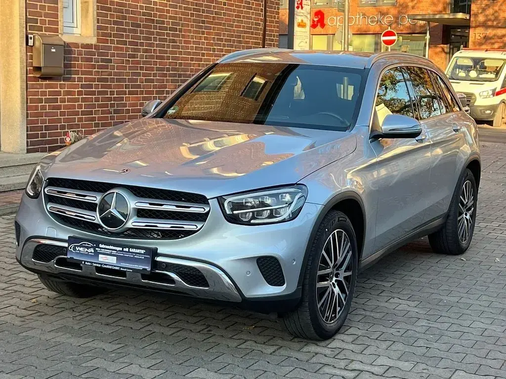 Gebraucht Mercedes GLC200 AMG line 211 PS (155 kW) 2022 Silber SUV