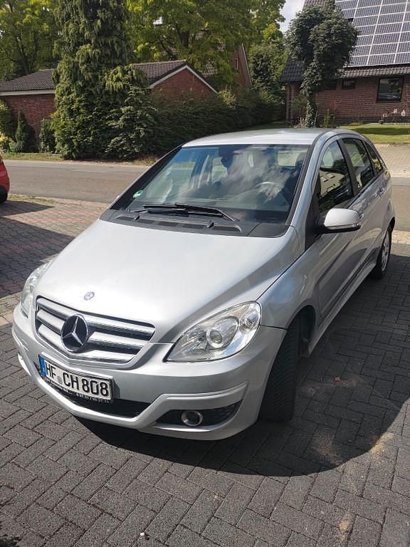 Silber Gebraucht 2010 Mercedes B180 Van / Kleinbus | 1.699 € (Fairer Preis) - Bild 1/4