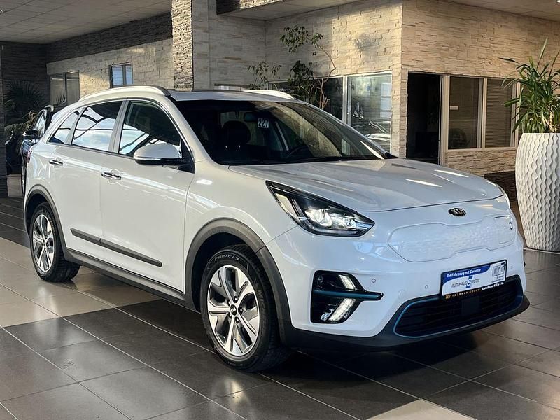 Weiß (swp) snow white pearl Gebraucht 2020 Kia e-Niro Spirit SUV | 19.870 € (Fairer Preis) - Bild 1/4
