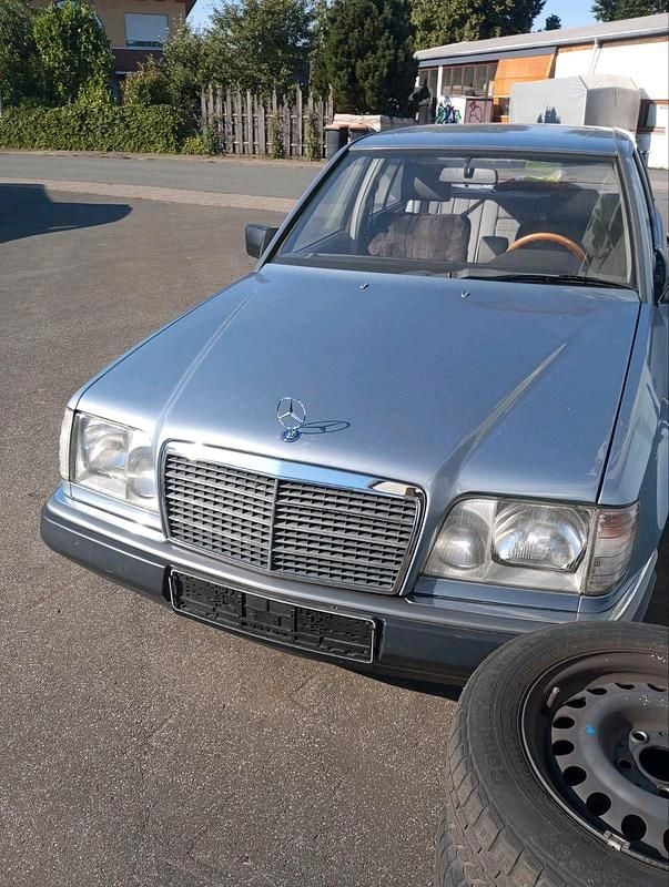 Gebraucht Mercedes E260 160 PS (117 kW) 1987 Blau Limousine