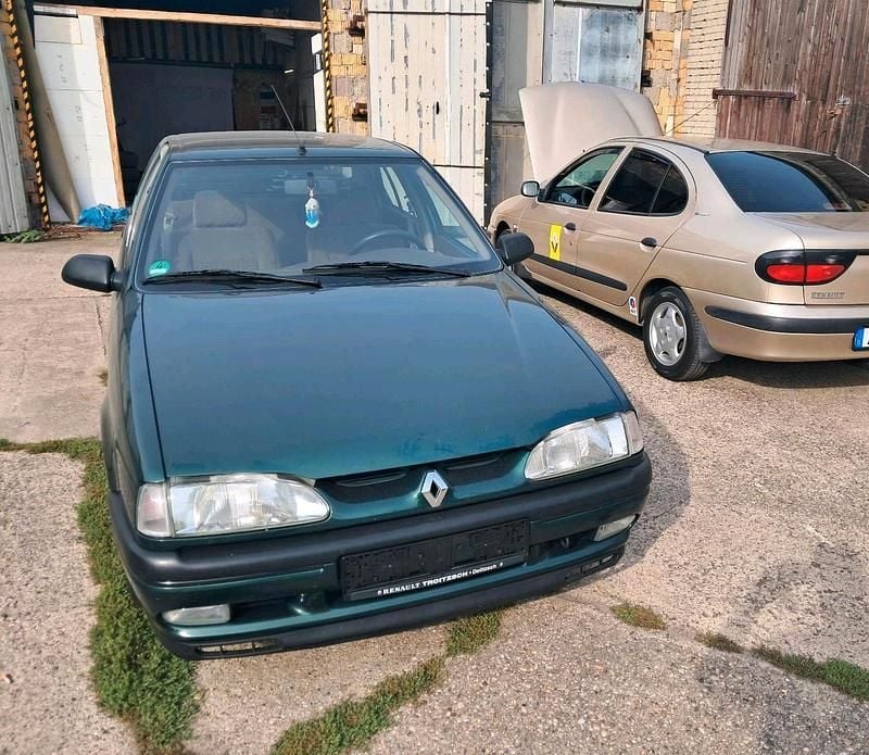 Grün Gebraucht 1994 Renault 19 Limousine | 2.700 € - Bild 1/4