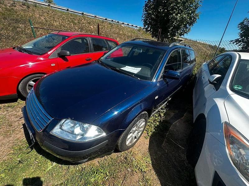 Blau Gebraucht 2003 VW Passat Limousine | 1.500 € (Guter Preis) - Bild 1/4