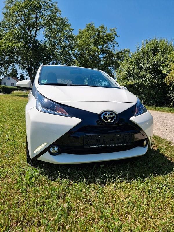 Weiß Gebraucht 2018 Toyota Aygo X-play Kleinwagen | 9.555 € (Fairer Preis) - Bild 1/4