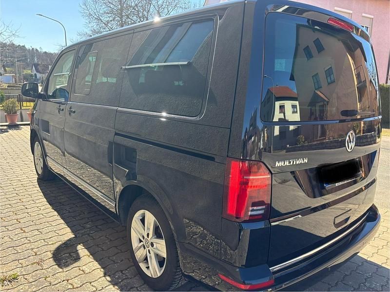 Gebraucht VW Multivan Highline 204 PS (150 kW) 2022 Schwarz Van