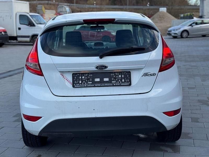 Gebraucht Ford Fiesta Trend 60 PS (44 kW) 2011 Weiß Kleinwagen