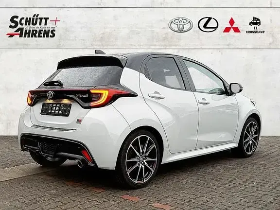 Gebraucht Toyota Yaris Sport 116 PS (85 kW) 2022 Dynamic grey silber metallic, dach schwarz Kleinwagen