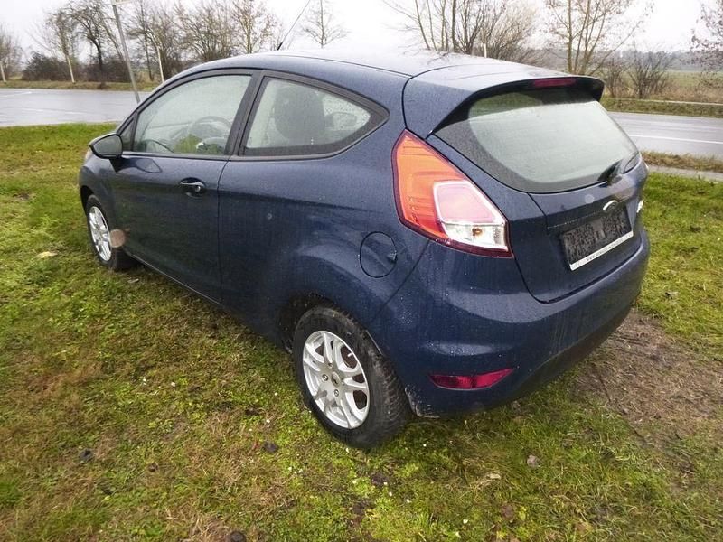 Gebraucht Ford Fiesta Ambiente 60 PS (44 kW) 2015 Blau Kleinwagen