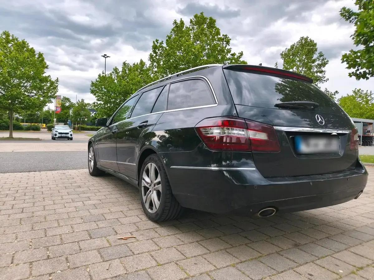 Gebraucht Mercedes E300 231 PS (169 kW) 2011 Schwarz Kombi
