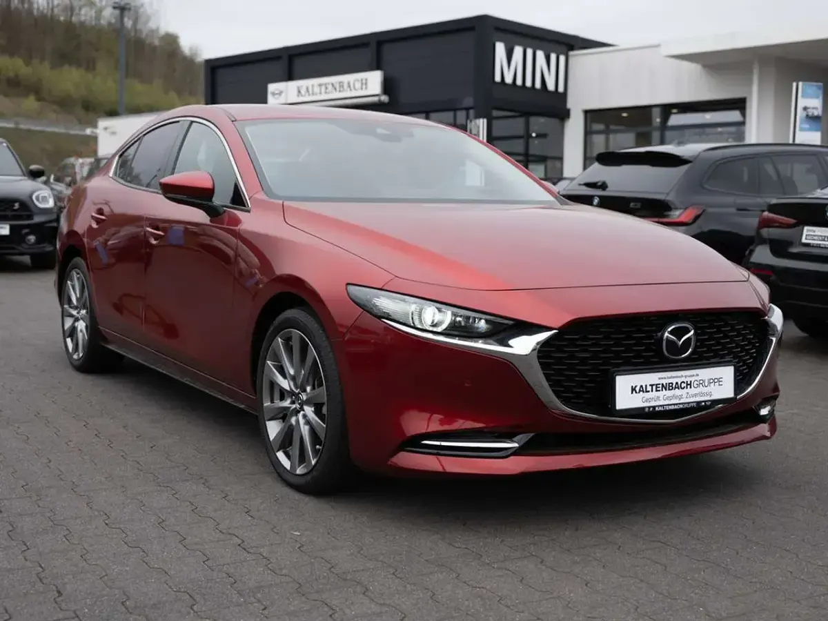 Używany Mazda 3 Selection 179 KM (131 kW) 2023 Czerwony Sedan/Limuzyna