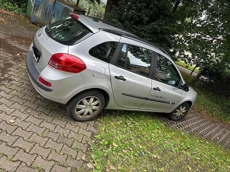 Silber Gebraucht 2012 Renault Clio IV Expression Limousine | 1.350 € (Guter Preis) - Bild 1/4