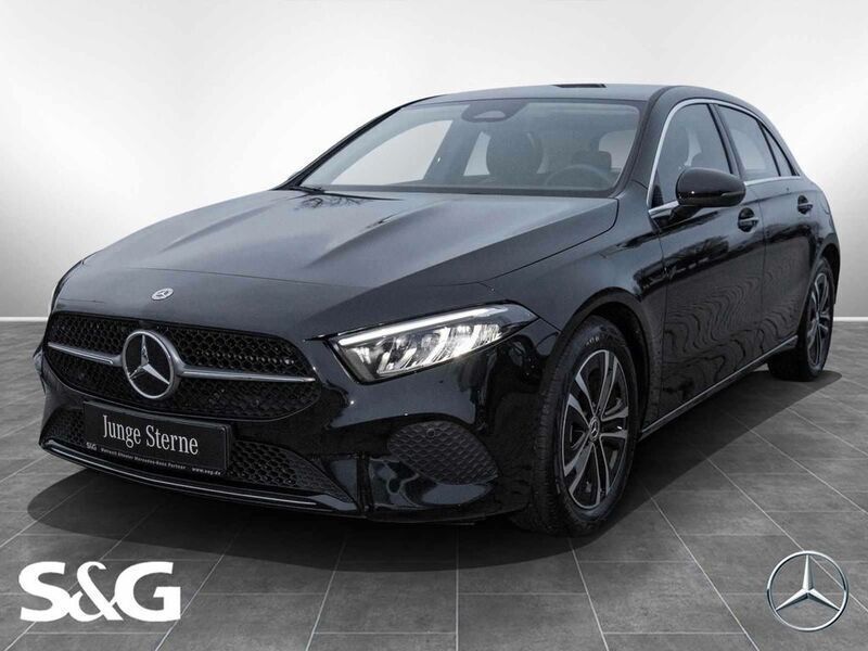 Metalliclack kosmosschwarz Gebraucht 2023 Mercedes A200 Progressive Limousine | 28.477 € (Fairer Preis) - Bild 1/4