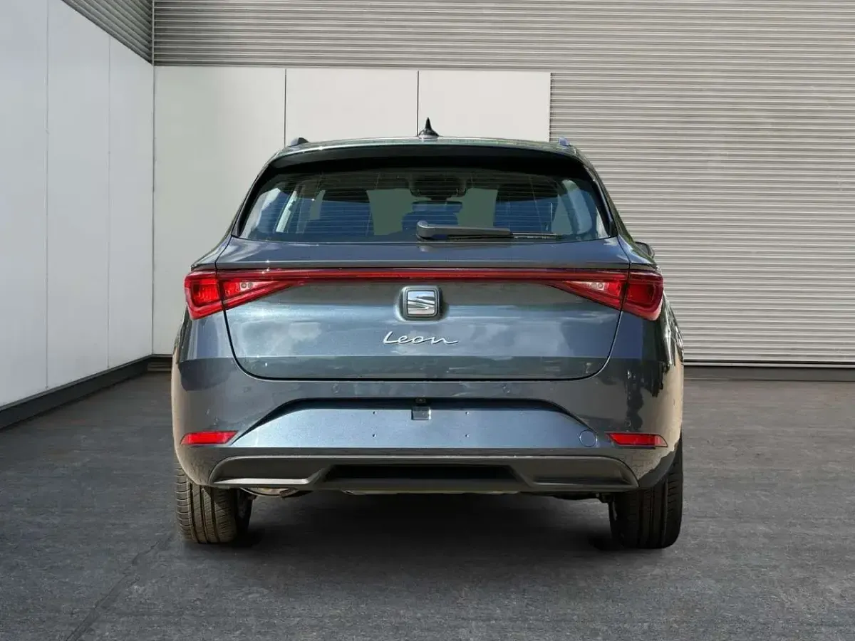 Neu Seat Leon Style 150 PS (110 kW) 2025 Fiord blau Kombi