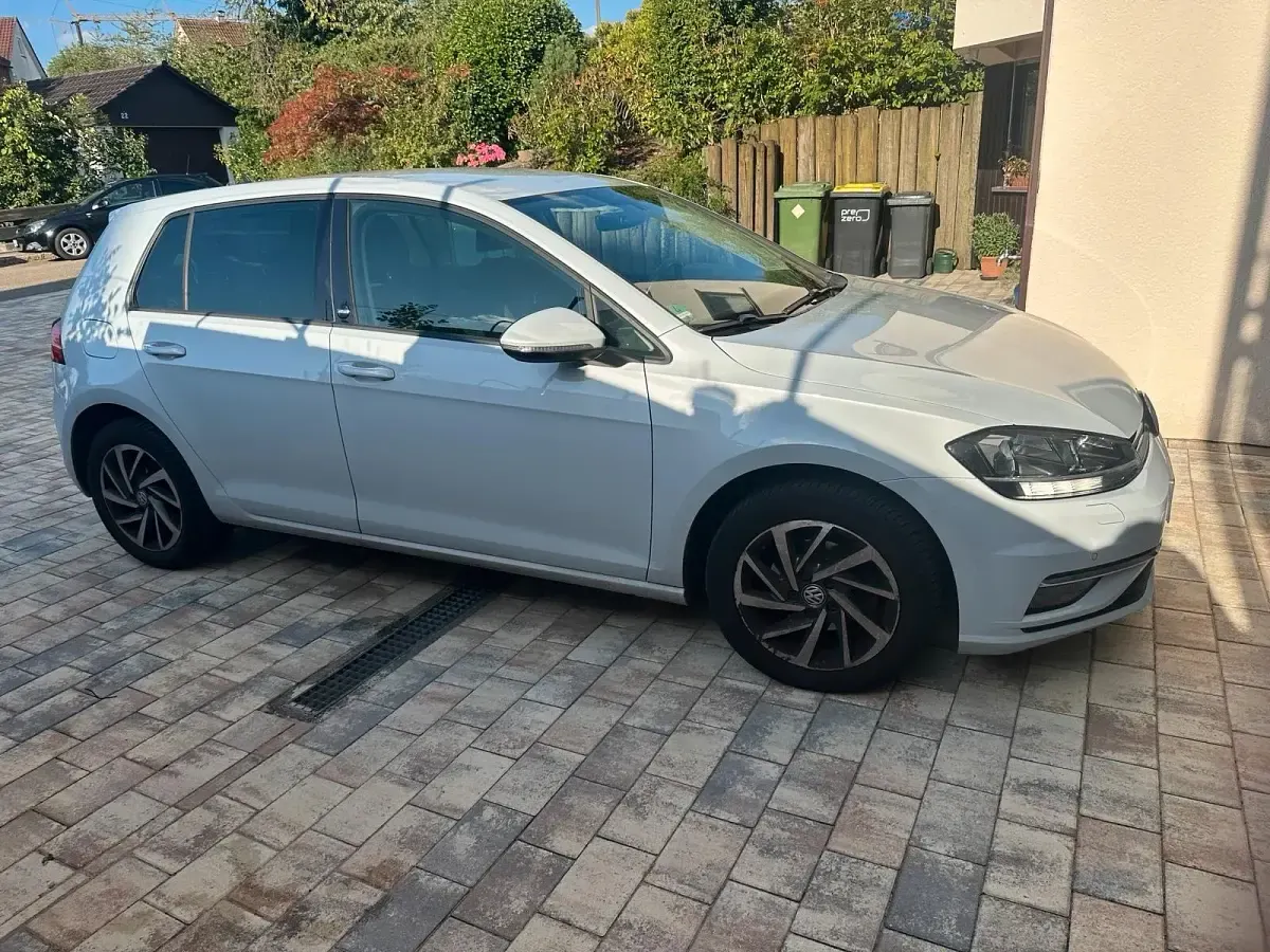 Gebraucht VW Golf VII 110 PS (80 kW) 2018 Weiß Limousine