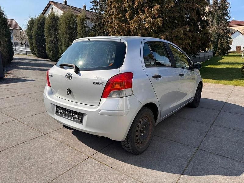 Gebraucht Toyota Yaris Cool 101 PS (74 kW) 2009 Silber Kleinwagen