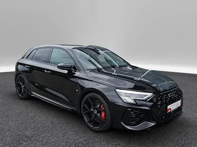 Gebraucht Audi RS3 Sportback Ambiente 400 PS (294 kW) 2023 Mythosschwarz metallic Kleinwagen