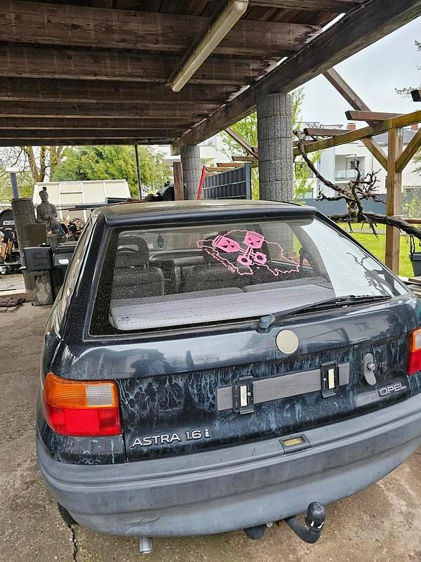 Second-hand Opel Astra 75 CP (55 kW) 1994 Negru Coupe