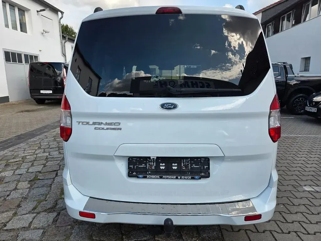 Gebraucht Ford Tourneo Courier Trend 101 PS (74 kW) 2018 Weiß Van / Kleinbus