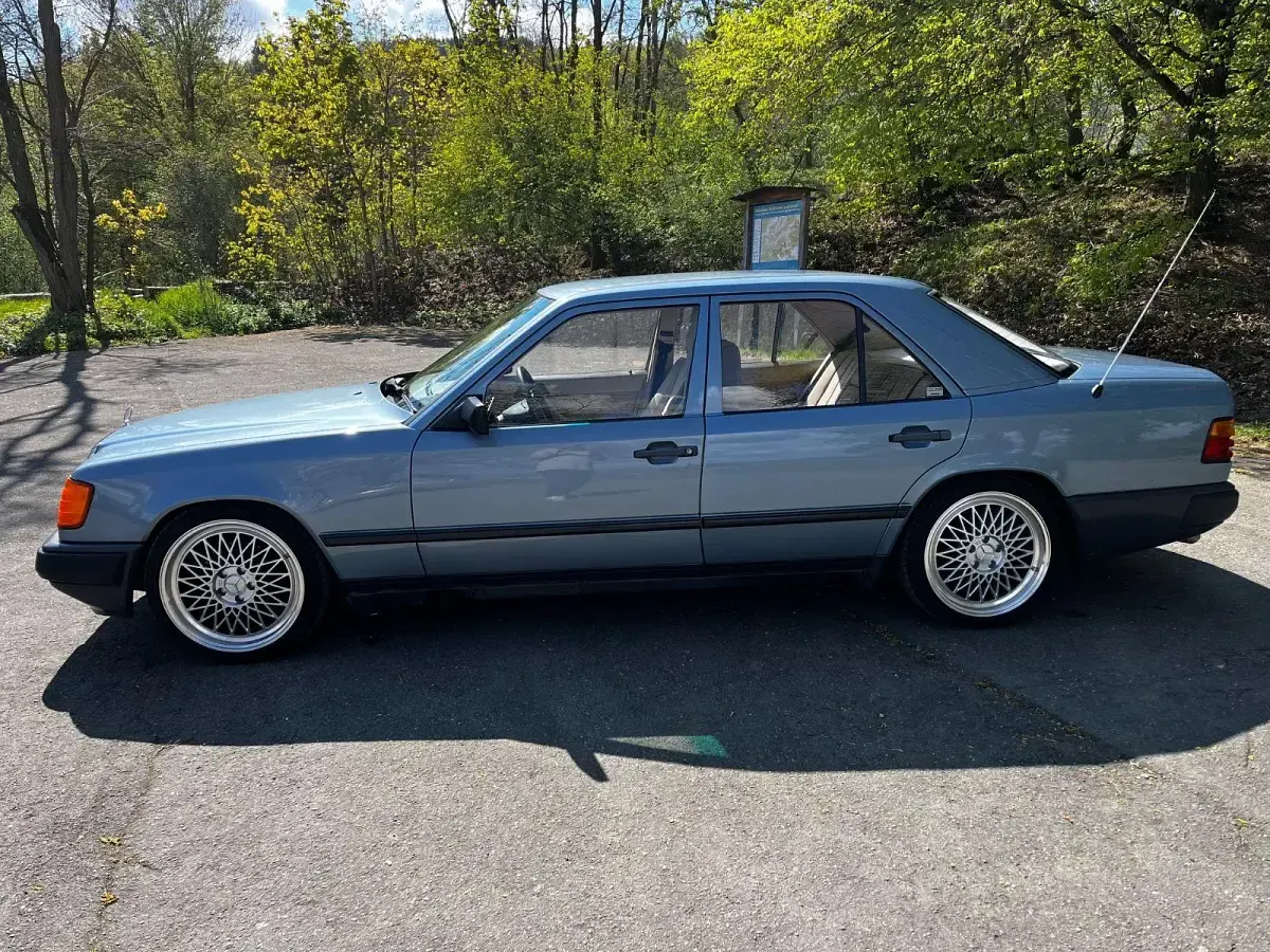 Gebraucht Mercedes 260 160 PS (117 kW) 1989 Blau Limousine