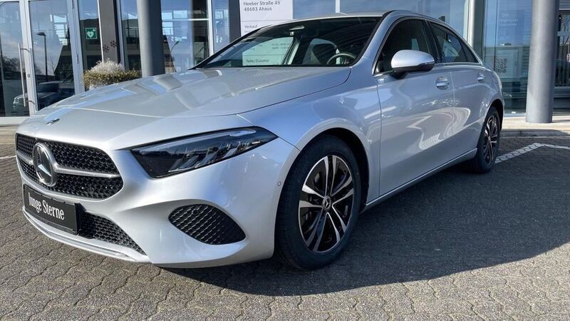 Silber Gebraucht 2024 Mercedes A180 Progressive Limousine | 26.950 € (Superpreis) - Bild 1/4