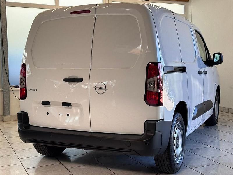 Neu Opel Combo 131 PS (96 kW) 2026 Lackierung weiss icy/typ ausse Van / Kleinbus