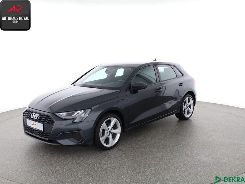Grau Gebraucht 2022 Audi A3 Sportback e-tron S-Line Limousine | 22.440 € (Superpreis) - Bild 1/4