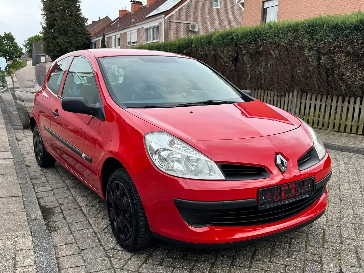 Używany Renault Clio III 75 KM (55 kW) 2007 Czerwony Sedan/Limuzyna