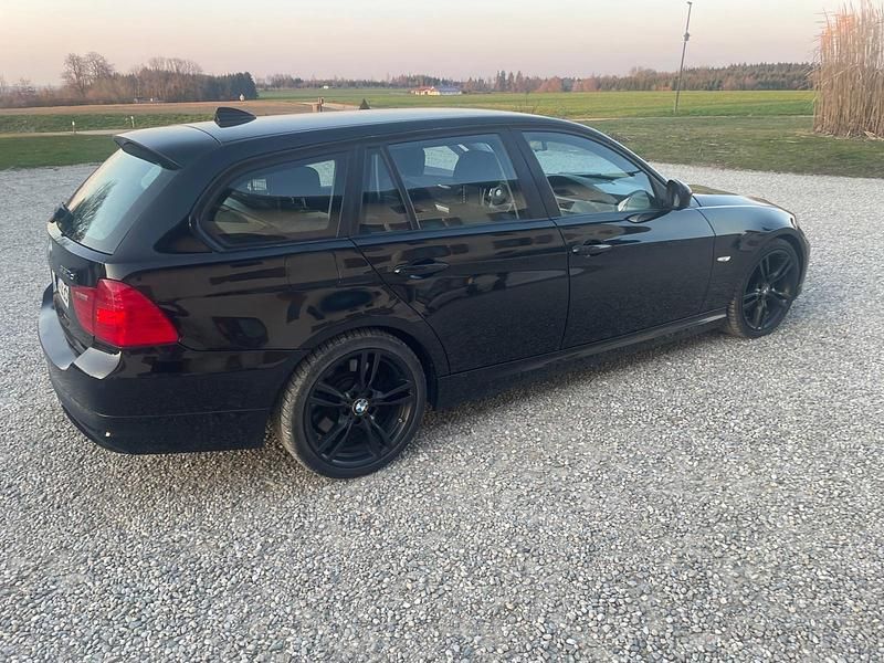 Gebraucht BMW 330 245 PS (180 kW) 2010 Schwarz Kombi