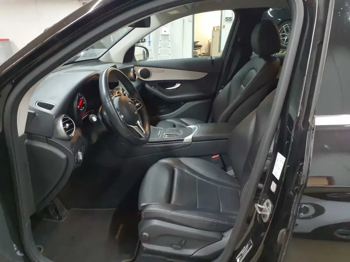 Gebraucht Mercedes GLC300de 194 PS (142 kW) 2022 Obsidianschwarz metallic SUV