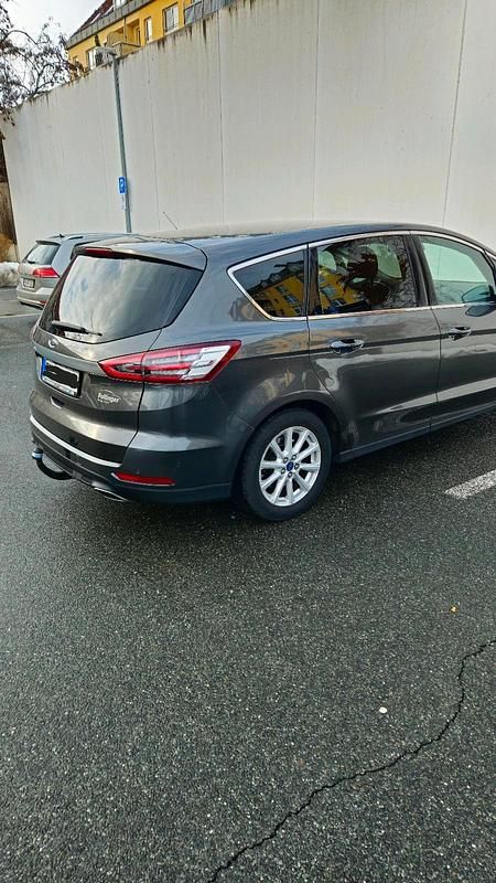 Grau Gebraucht 2016 Ford S-MAX Titanium Van / Kleinbus | 10.500 € (Superpreis) - Bild 1/4