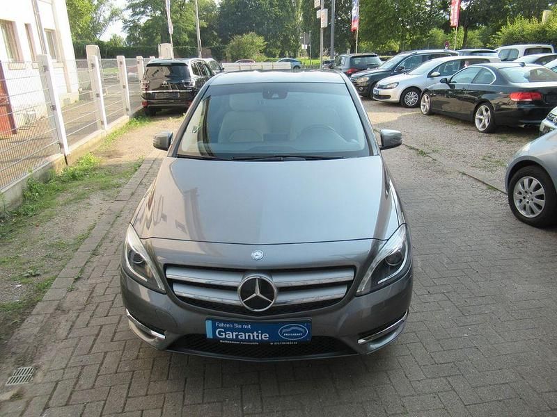 Mountaingrau Gebraucht 2013 Mercedes B180 Van / Kleinbus | 12.690 € (Etwas zu teuer) - Bild 1/4