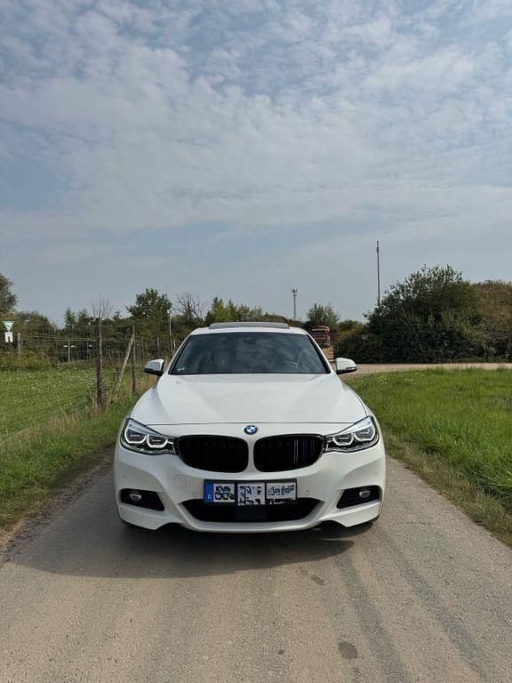Weiß Gebraucht 2017 BMW 330 Gran Turismo Performance Limousine | 21.000 € (Fairer Preis) - Bild 1/4