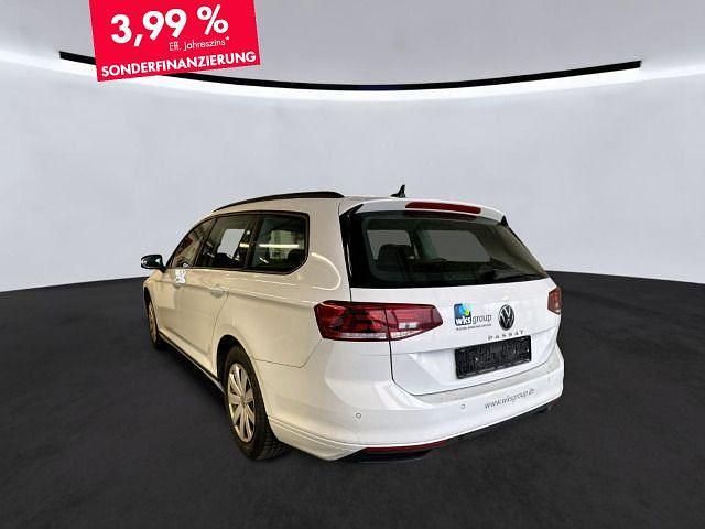 Gebraucht VW Passat Basis 150 PS (110 kW) 2023 Gletscherweiß metallic (metallic) Kombi