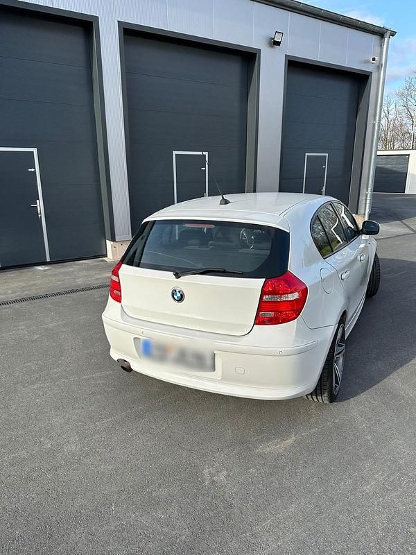 Gebraucht BMW 116 Advantage 122 PS (89 kW) 2011 Weiß Kleinwagen