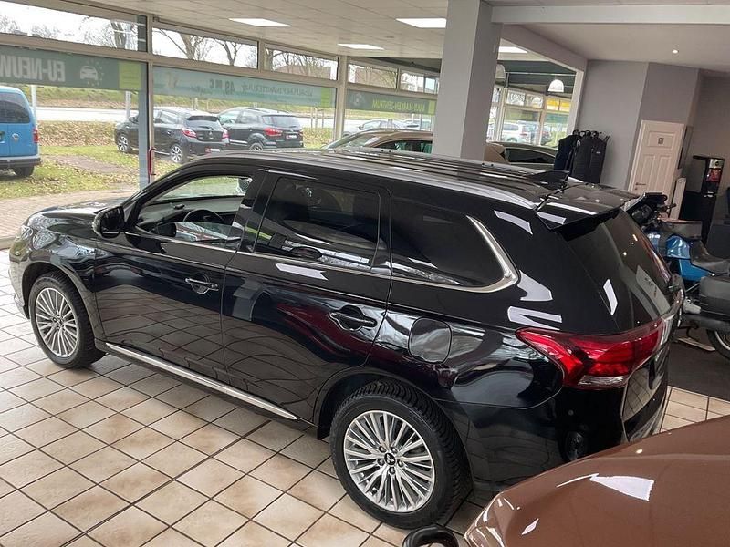 Gebraucht Mitsubishi Outlander P-HEV Basis 135 PS (99 kW) 2020 Schwarz SUV